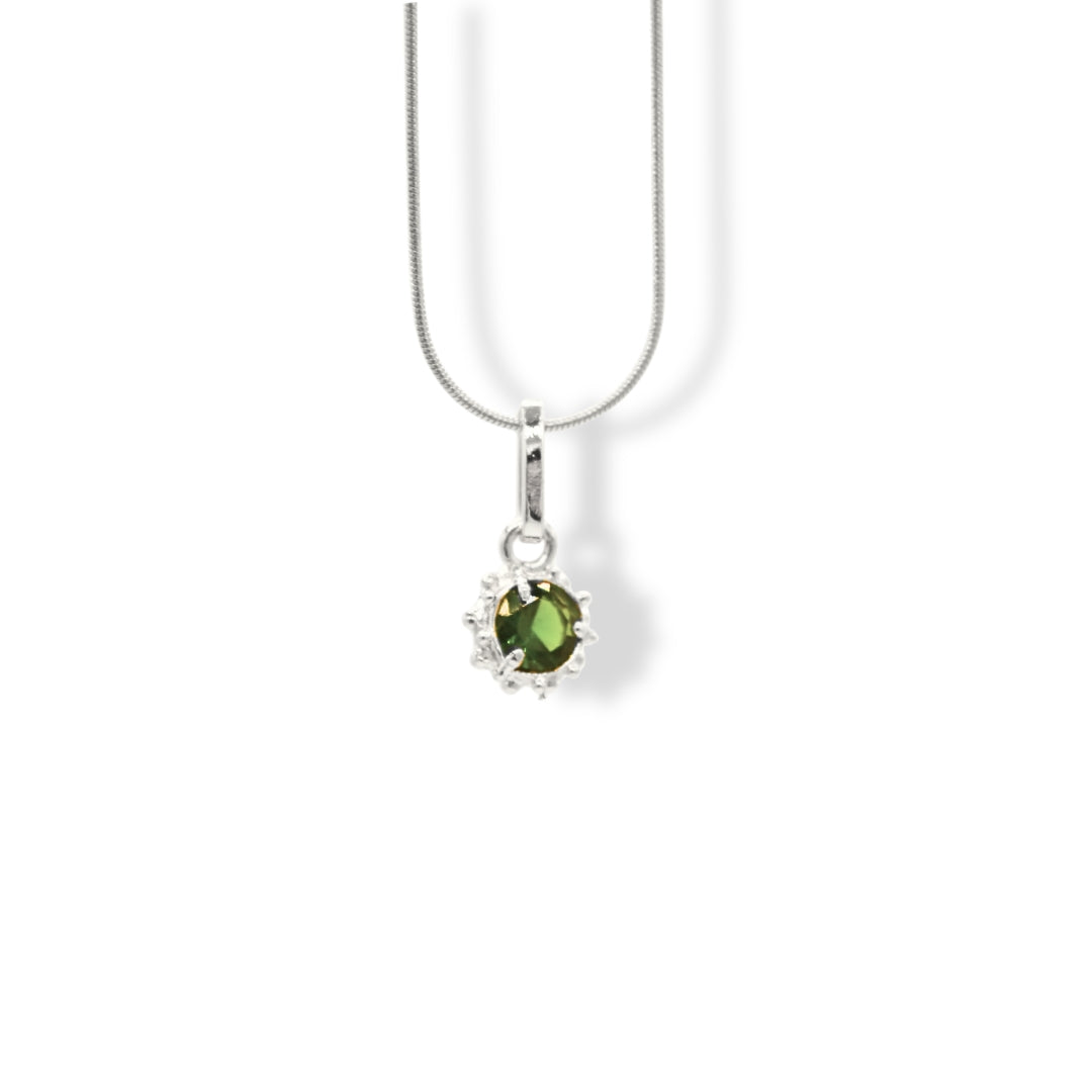 Detalle de cadena con circón verde plateada en bronce con baño de plata — Brezo Jewelry Brezo Jewelry