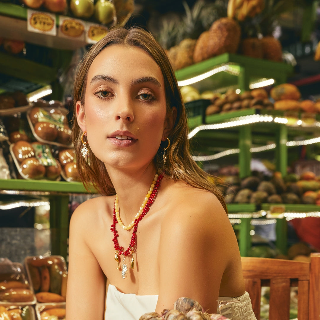 Candongas sencillas doradas con charms de uvas plateadas en modelo