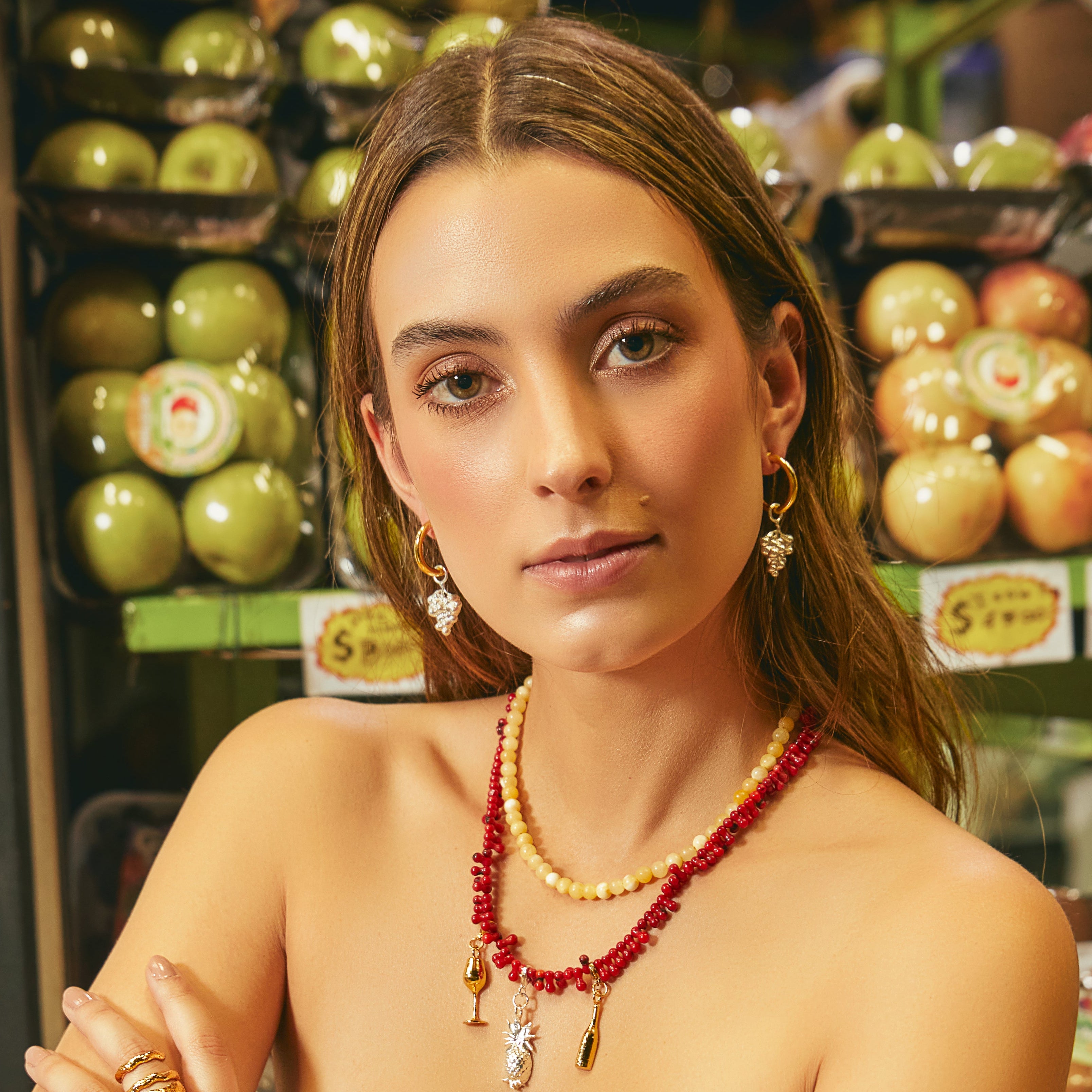 Candongas sencillas con charms de uvas plateadas