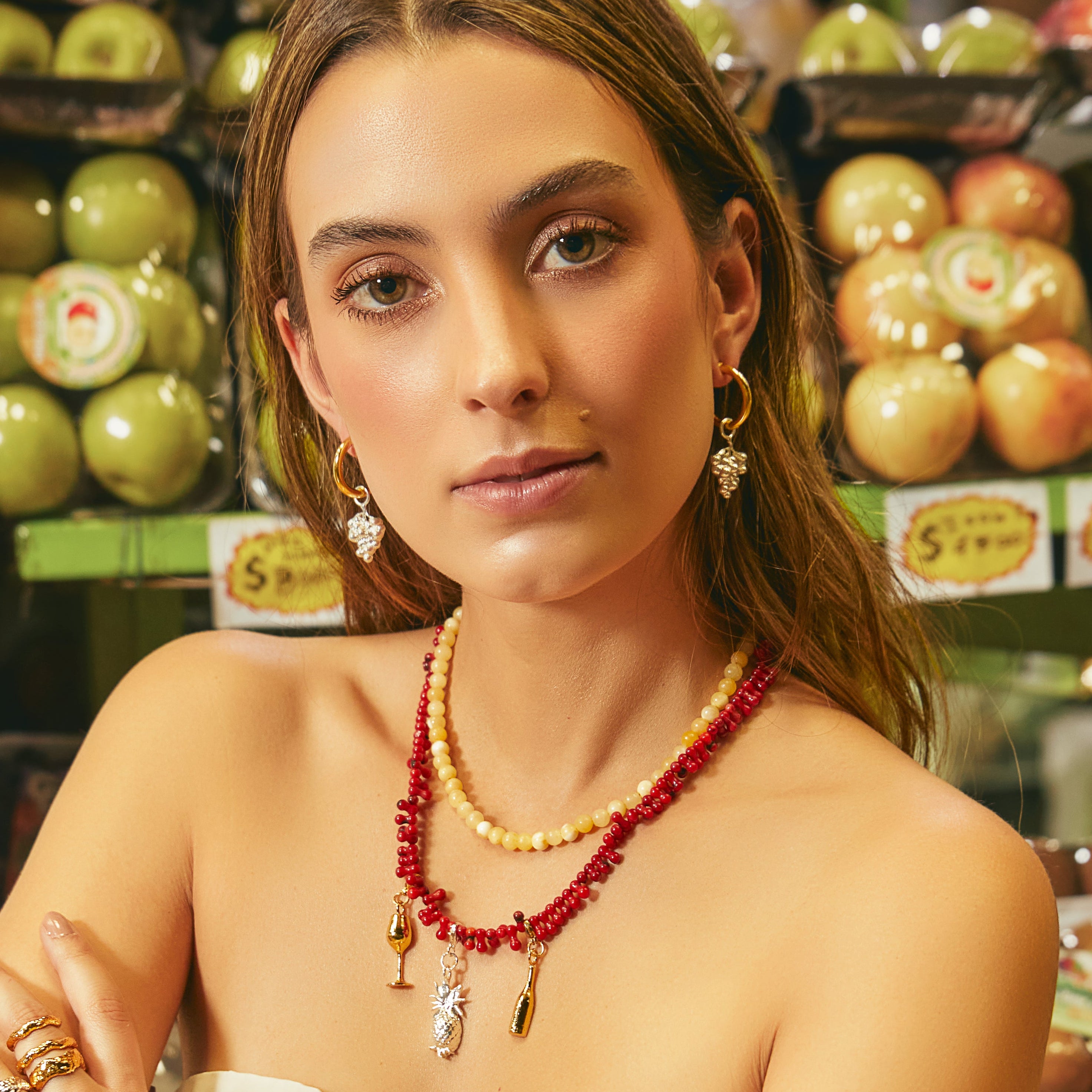 Candongas sencillas doradas con charms de uvas plateadas en modelo