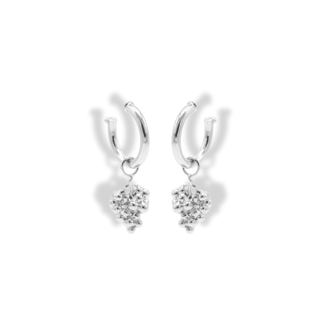 Candongas sencillas plateadas con charms de uvas plateadas