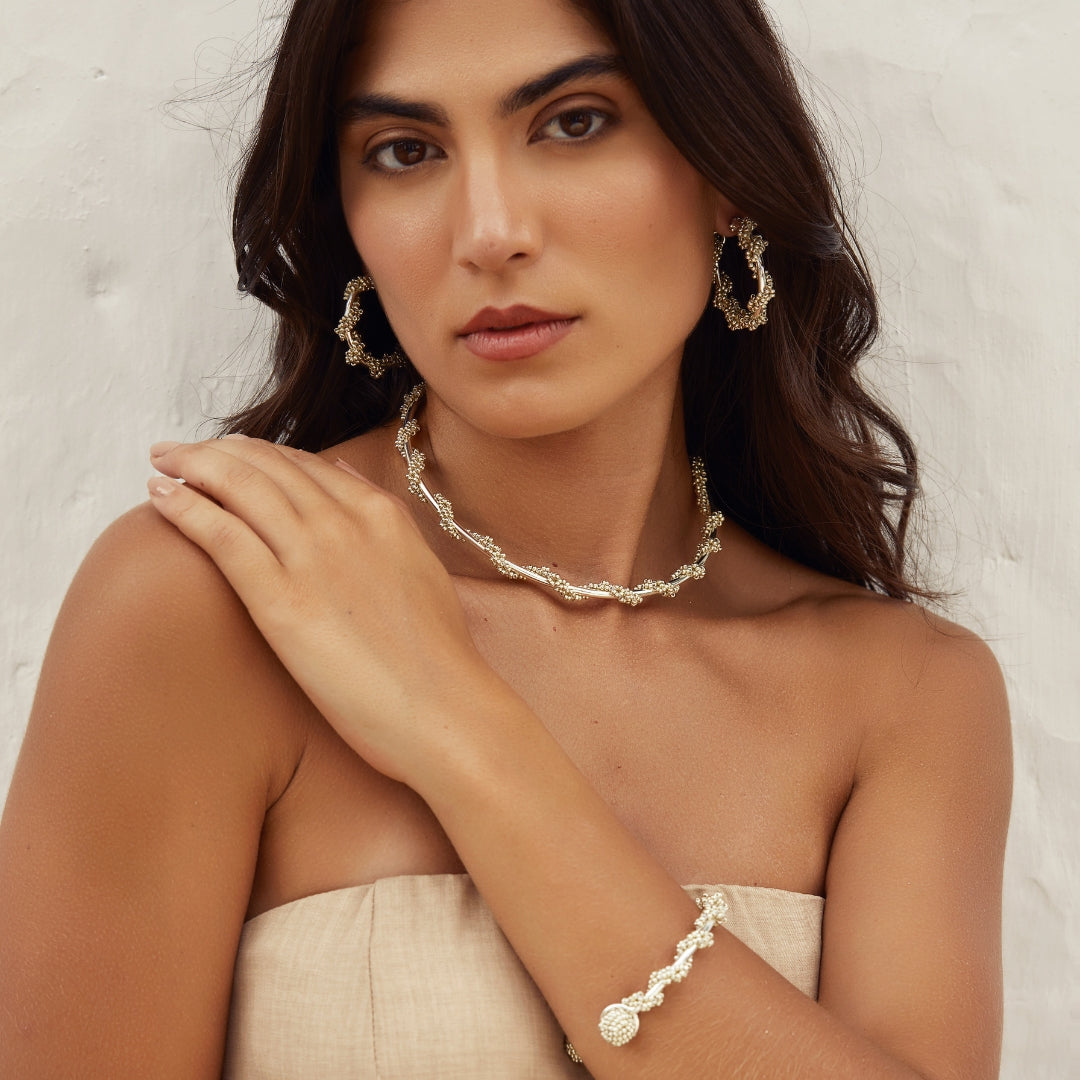 Choker con tejido envolvente plateado  en modelo