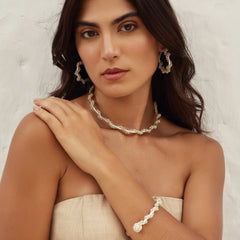 Choker con tejido envolvente plateado  en modelo
