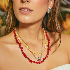 Collar de corales pintados rojo con charms en modelo