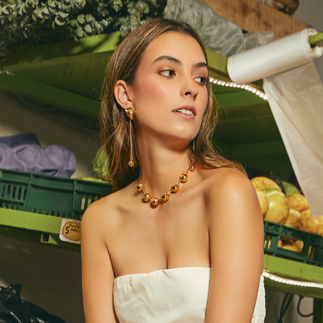 Extensión de arándanos pequeños con aretes tipo topo de fresa en modelo zoom Brezo Jewelry