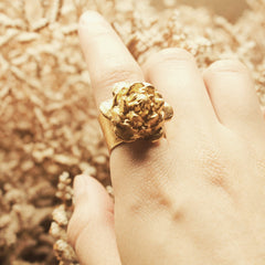 Anillo con flor de loto grande vista real
