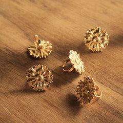 Anillo con flor de margarita grande varios