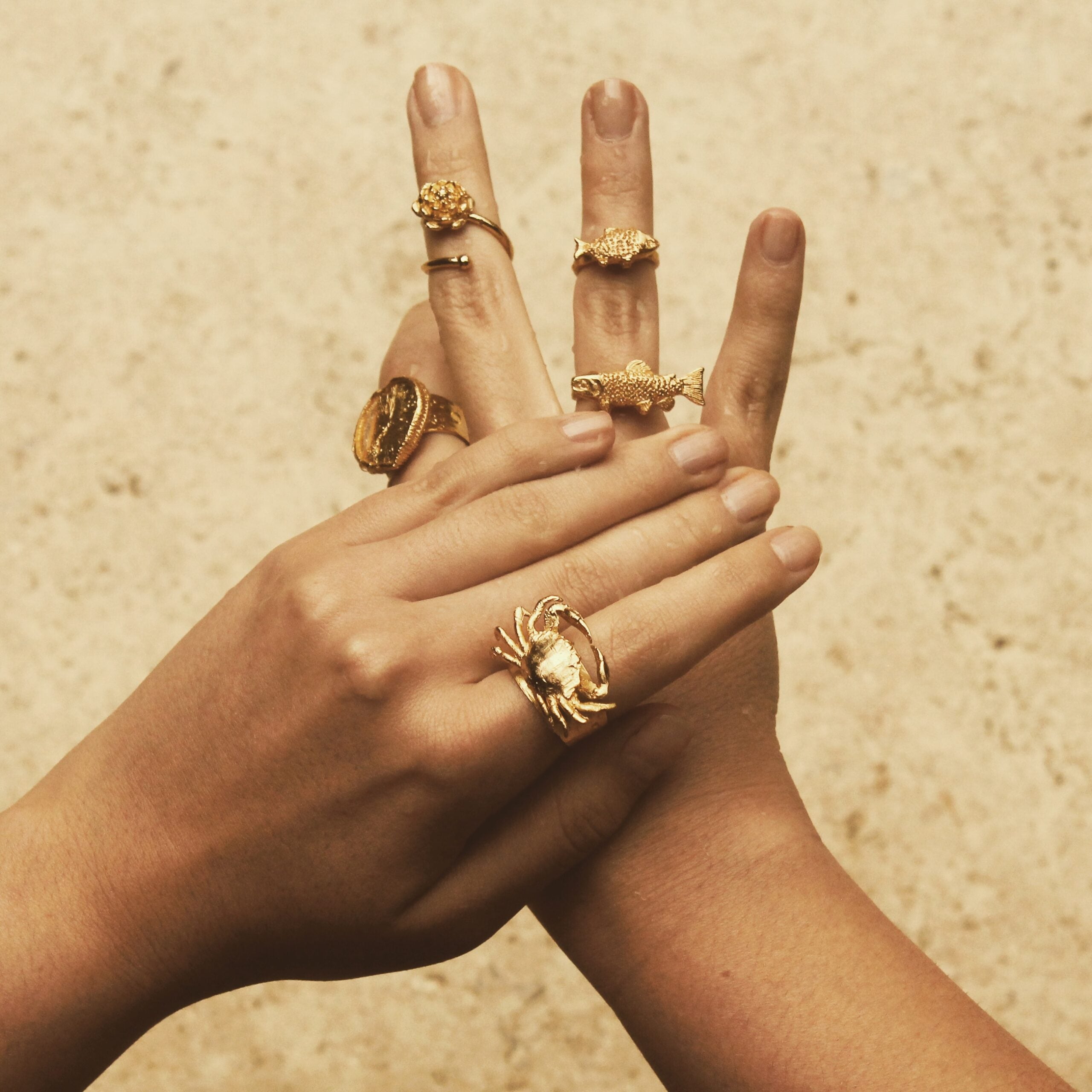 Anillo con flor de loto pequeña varios