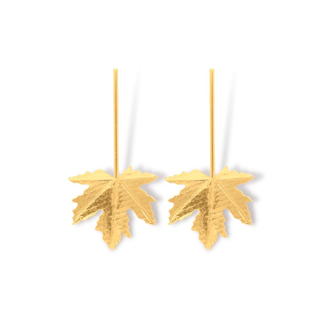 Aretes largos con hoja de maple vista frontal Brezo Jewelry