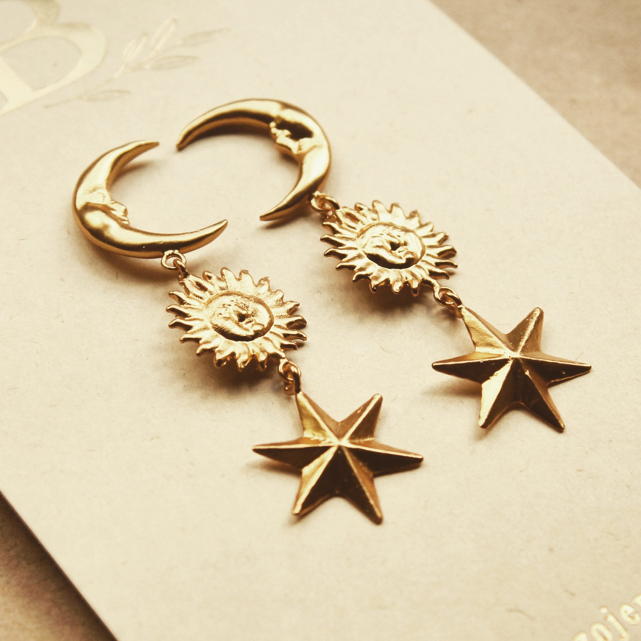 Aretes largos con sol, luna y estrella vista detallada