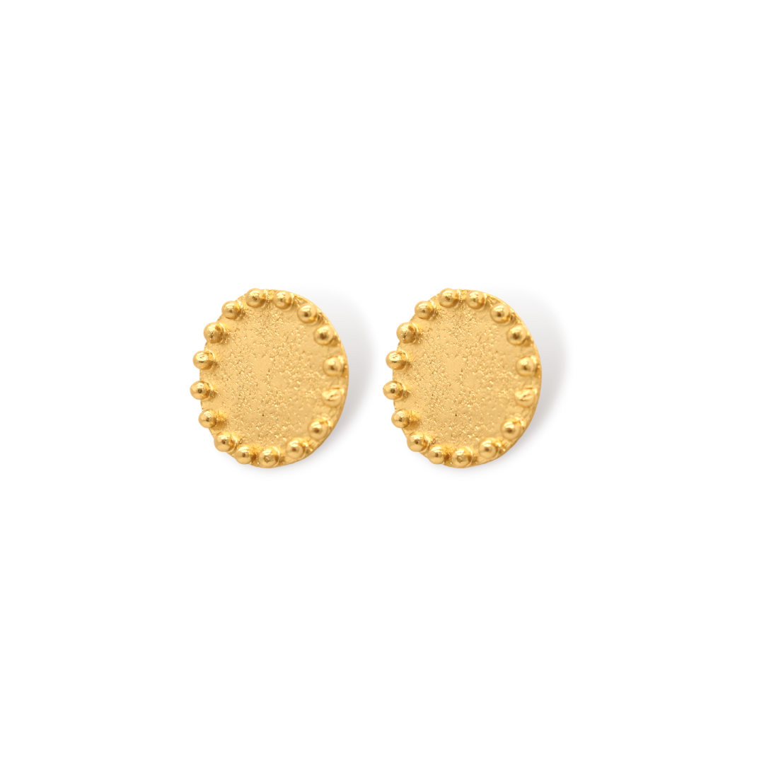 Aretes de medallón con bolitas soldadas vista lateral Brezo Jewelry