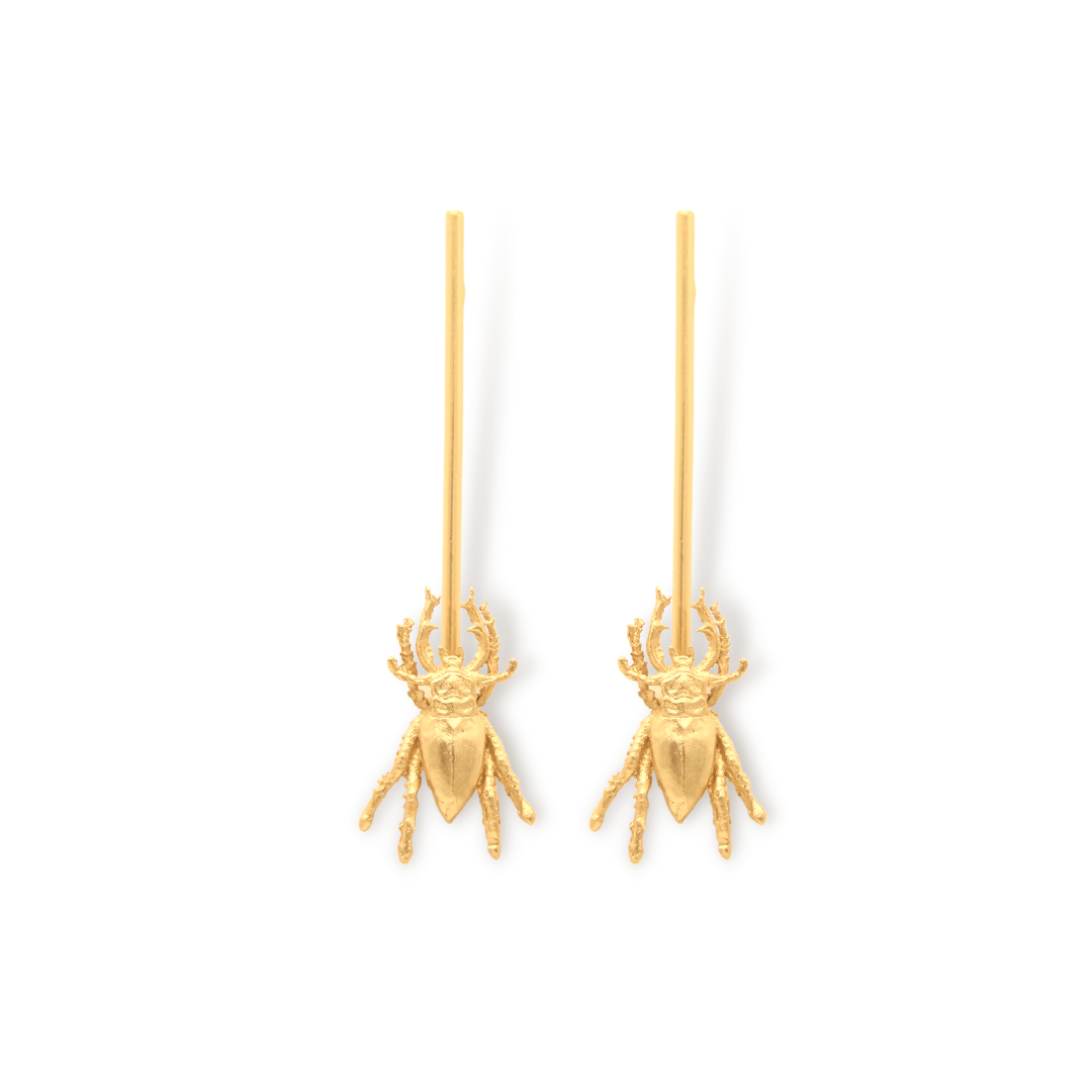 Aretes largos con escarabajo pequeño vista frontal Brezo Jewelry