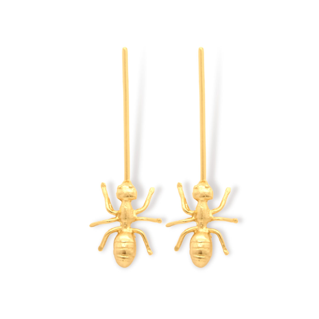 Aretes largos con hormiga grande vista frontal Brezo Jewelry