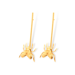 Aretes largos con mosca grande vista diagonal