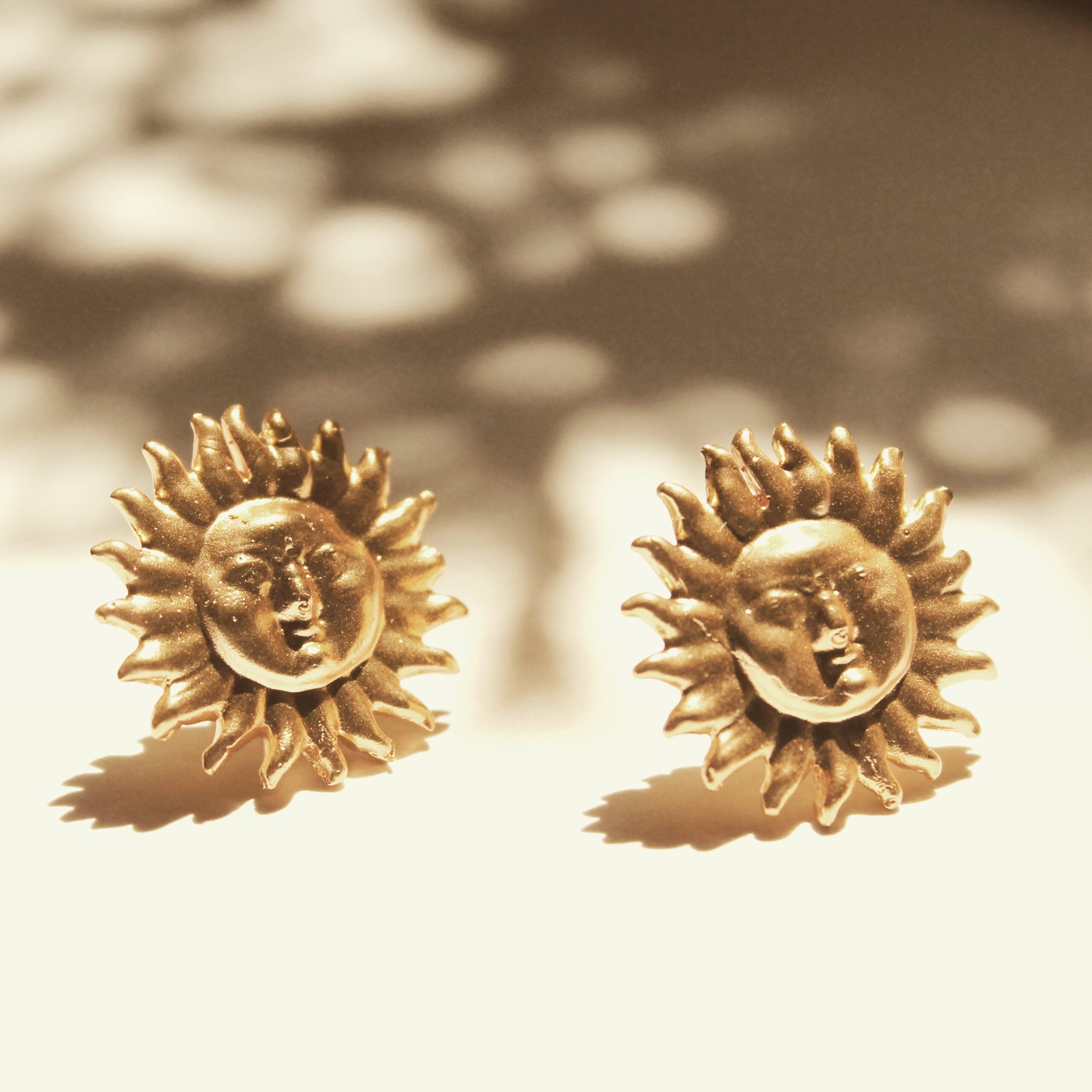 Aretes de sol con cara completa vista detallada