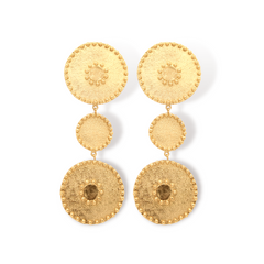 Aretes largos con 2 medallones precolombinos y un circulo de bolitas soldadas vista frontal