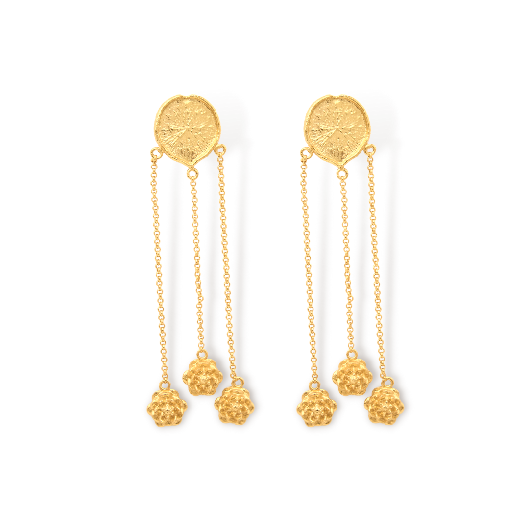 Aretes largos con hoja de victoria regia y flores de loto vista frontal Brezo Jewelry