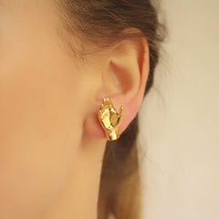 Aretes palma de mano vista cercana