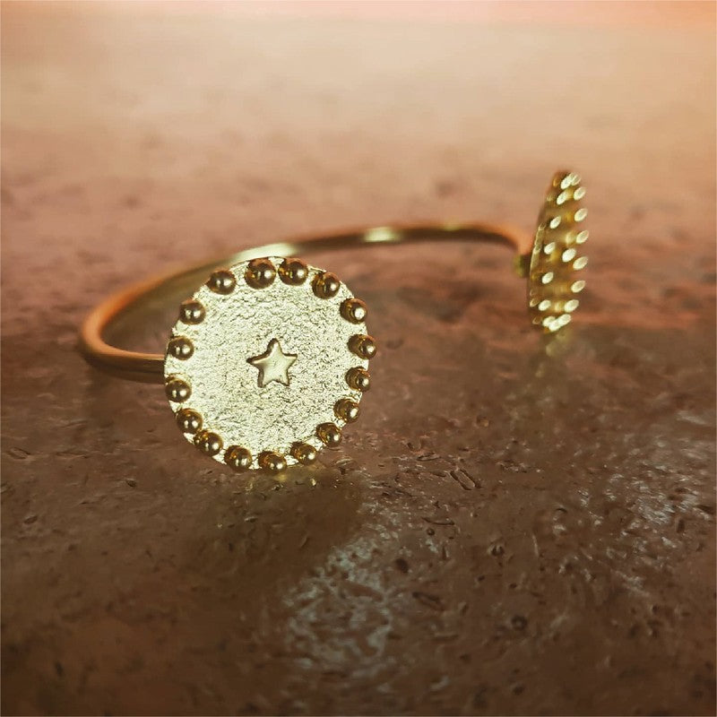 Brazalete con dos medallones vista lateral
