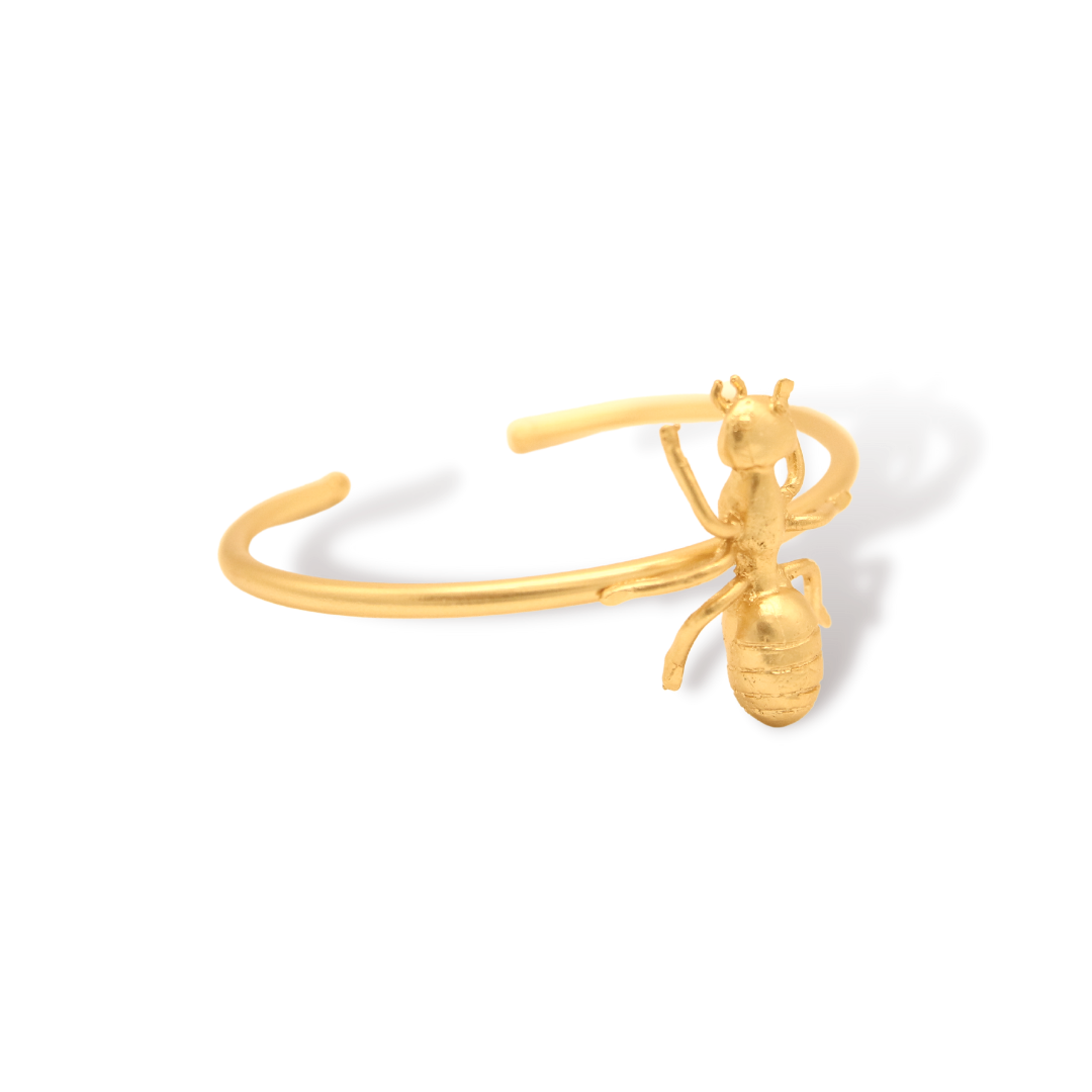Brazalete con hormiga grande vista lateral