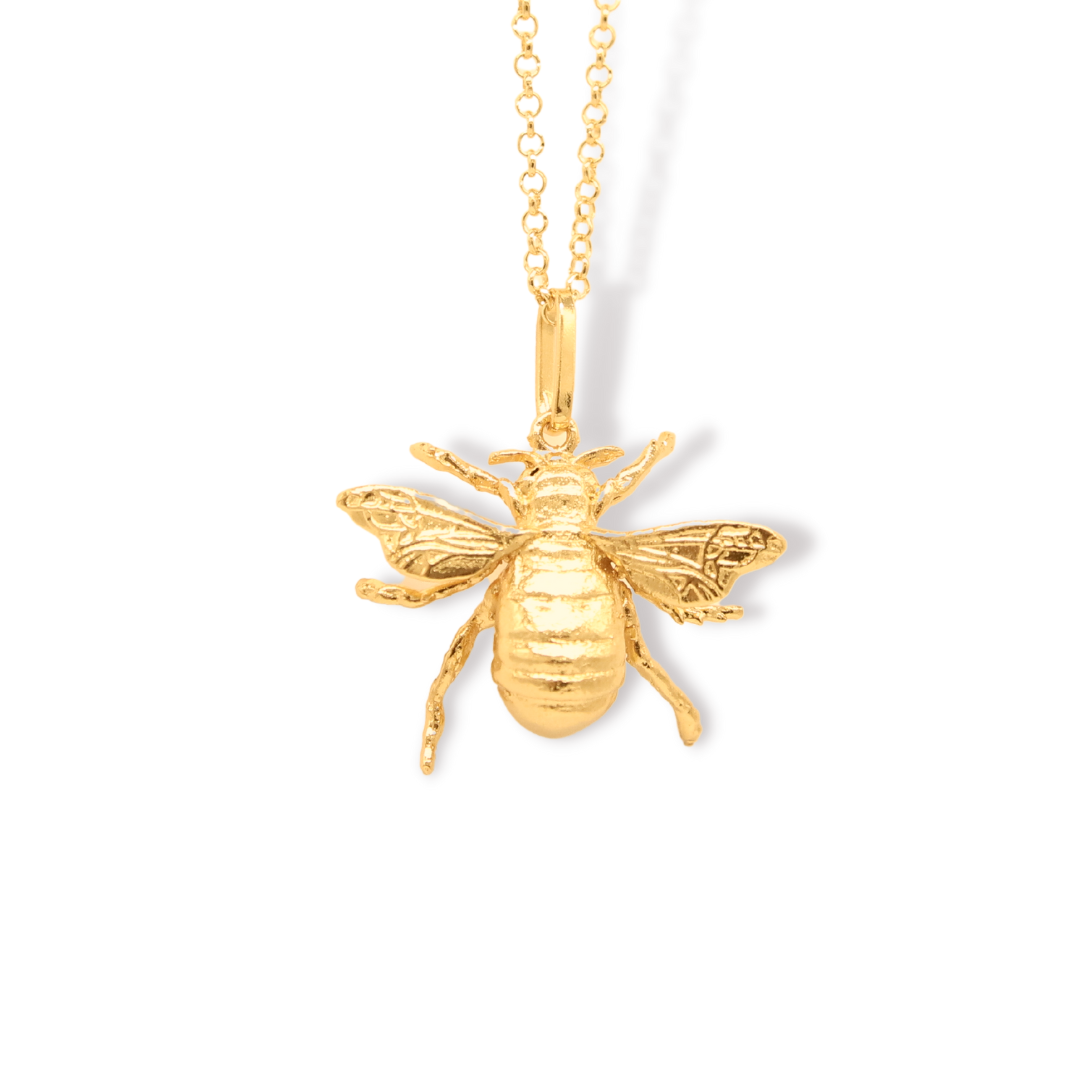 Cadena con abeja grande vista cercana