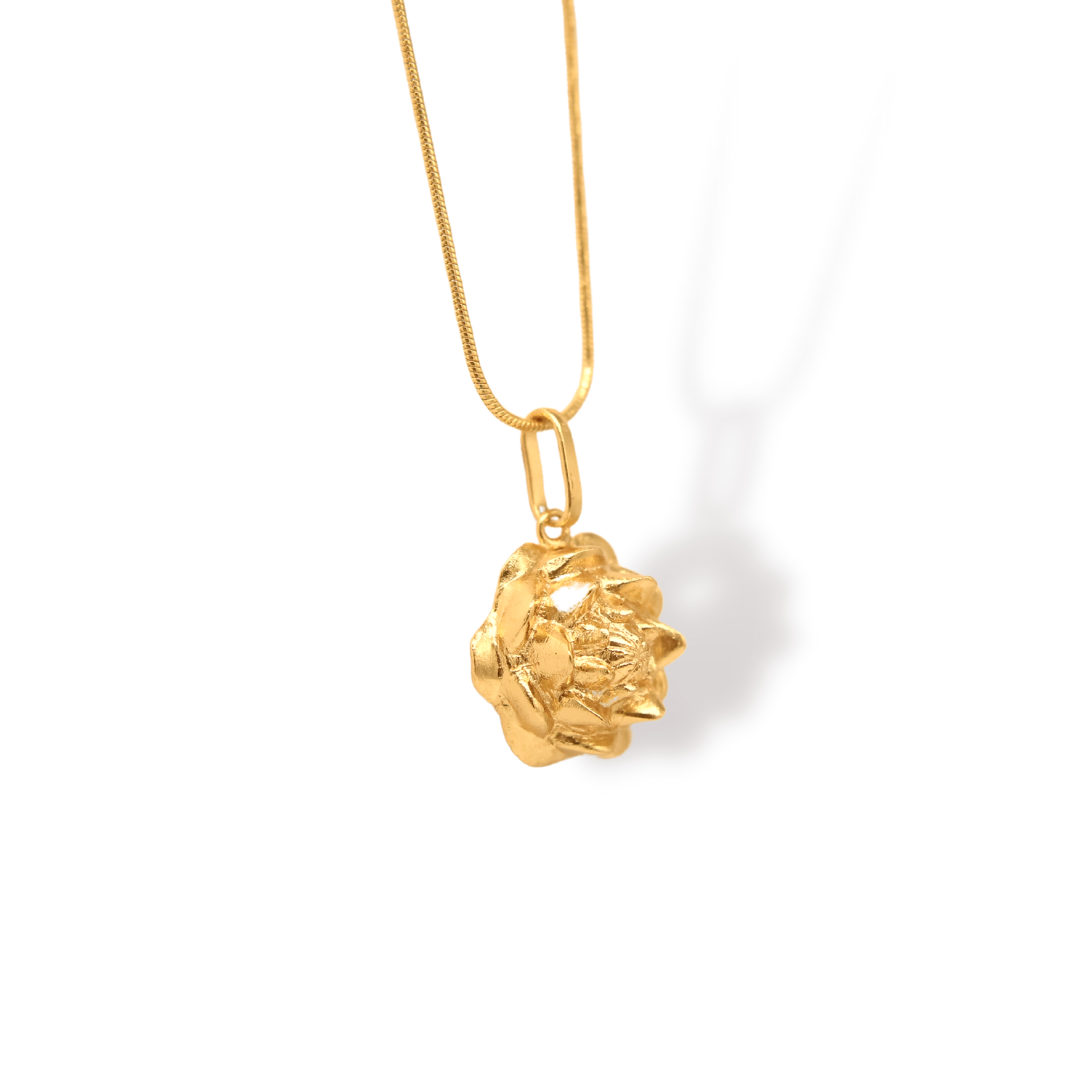 Cadena con flor de loto grande vista lateral Brezo Jewelry