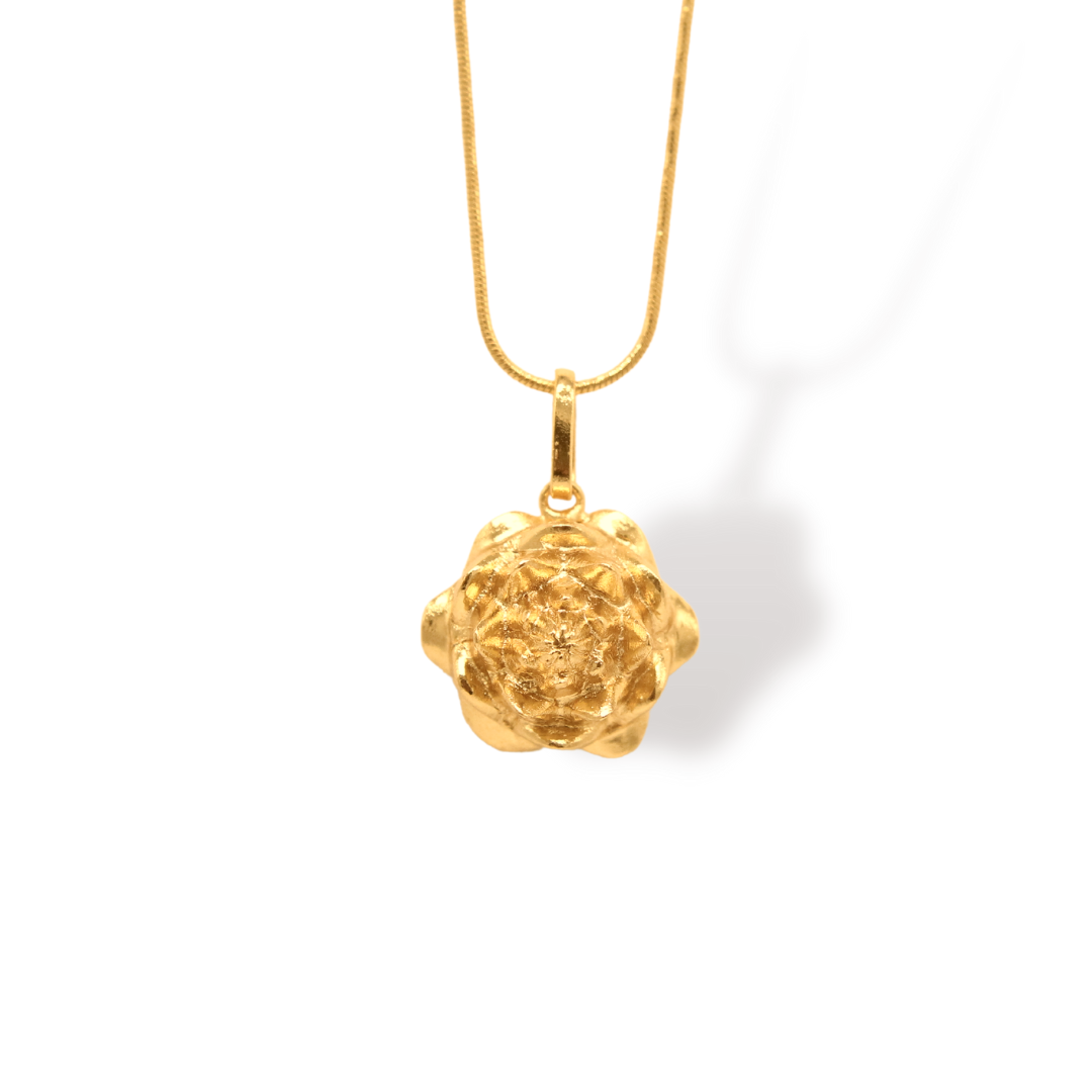 Cadena con flor de loto grande vista cercana