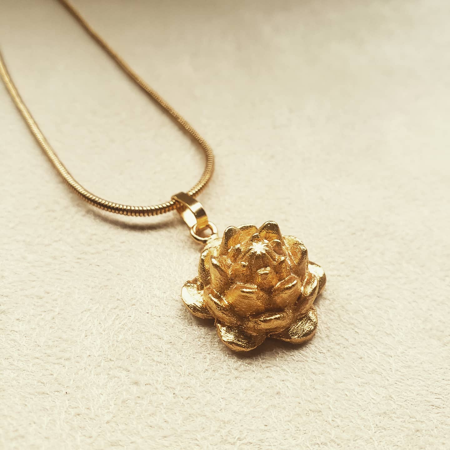 Cadena con flor de loto grande vista detallada