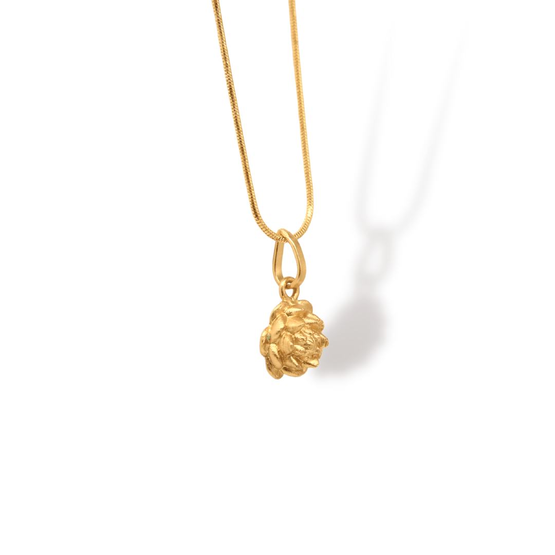 Cadena con flor de loto pequeña vista lateral Brezo Jewelry