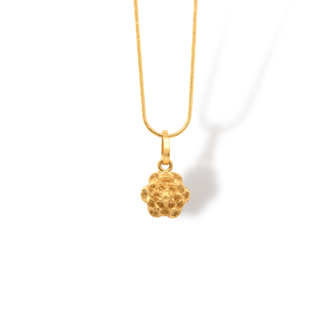 Cadena con flor de loto pequeña vista frontal