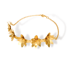 Choker con flores anemonas de bosque vista frontal