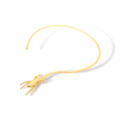 Choker con escarabajo grande vista diagonal